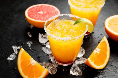 Ezilmiş buz ve narenciye ile yaz alkollü kokteyl margaritası.