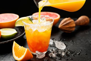 Ezilmiş buz ve narenciye ile yaz alkollü kokteyl margaritası.