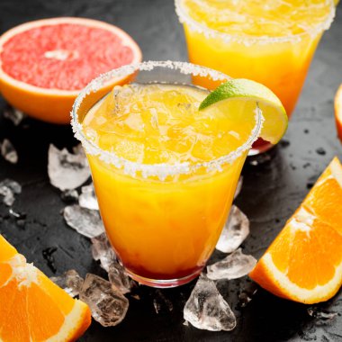 Ezilmiş buz ve narenciye ile yaz alkollü kokteyl margaritası.