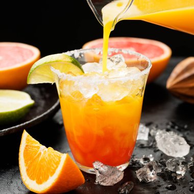 Ezilmiş buz ve narenciye ile yaz alkollü kokteyl margaritası.