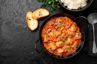 Balık güveci taze maydanozla kaplanmış lezzetli ve güzel kokulu bir çorbada pilav ile servis edilir..