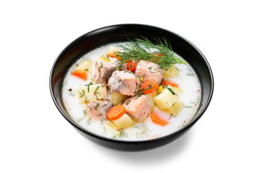 Somon, patates, havuç ve dereotlu kremalı çorba. Sağlıklı yiyecekler. beyaz arkaplanda izole