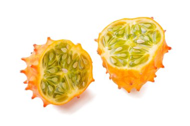 Beyaz arkaplanda izole edilmiş kiwano veya boynuzlu kavun.