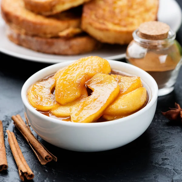 Karamell Apfelbelag Für French Toast Pfannkuchen Und Waffeln — Stockfoto