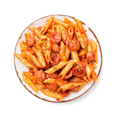 Izgara sosisli makarna ve parmesan peynirli domates sosu. beyaz arkaplanda izole