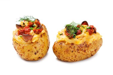 Üzerine pastırma, yeşil soğan ve kurutulmuş domates konmuş sıcak patates. beyaz arkaplanda izole