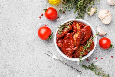 Taze ot ve baharatla kurutulmuş domates. Üst Wiev