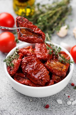 Taze bitki ve baharatlı kurutulmuş domates..