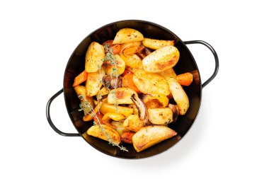 Sebzeli ve otlu kızarmış patates dilimleri. beyaz arkaplanda izole