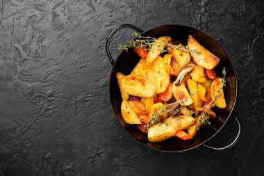 Sebzeli ve otlu kızarmış patates dilimleri..