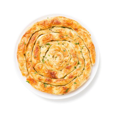 Beyaz arka planda izole edilmiş geleneksel peynirli filli börek pastası. en üstteki görünüm