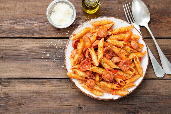 Penne Pasta Mit Grillwurst Und Tomatensauce Serviert Mit Parmesan — Stockfoto