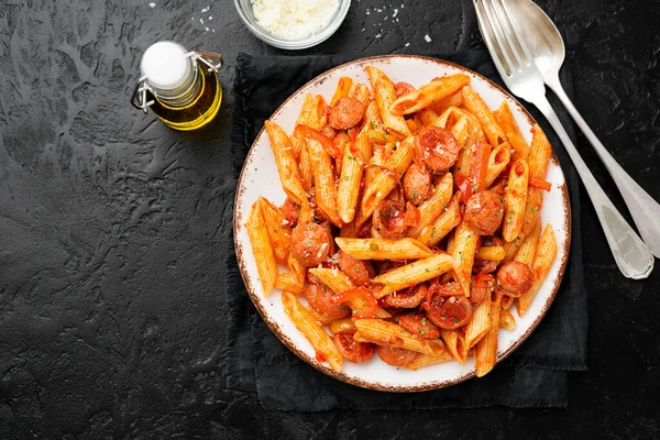 Penne Pasta Mit Grillwurst Und Tomatensauce Serviert Mit Parmesan — Stockfoto