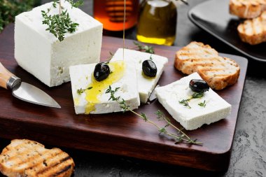 Otlu ve zeytinyağlı dilimlenmiş Feta peyniri..