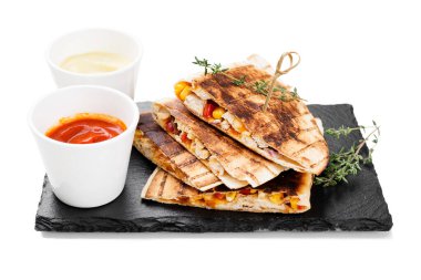 Meksika quesadilla 'sı, tavuk eti, mısır ve biber ile servis edilen farklı soslar. beyaz arkaplanda izole.