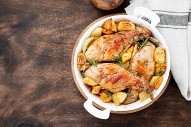 Baharatlı beyaz şarap, tavşan bacağı, fırında sebze ve biberiye..