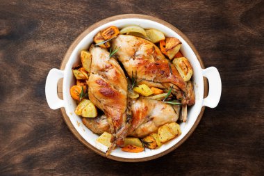 Baharatlı beyaz şarap, tavşan bacağı, fırında sebze ve biberiye..