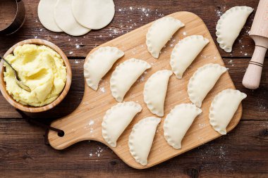 Patatesli çiğ hamur tatlısı. Patates püresiyle hazırlanmış hamur tatlısı .