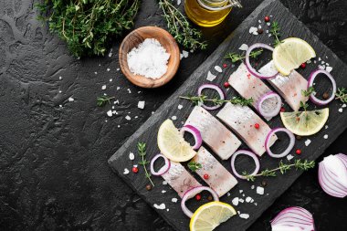 Baharatlı, limonlu ve kırmızı soğanlı ringa balığı. Salamura edilmiş balık. en üstteki görünüm