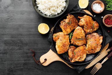 Baharatlı ve limonlu ızgara tavuk butları. en üstteki görünüm