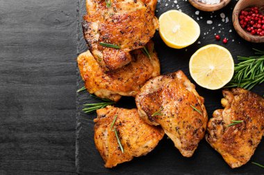 Baharatlı ve limonlu ızgara tavuk butları. en üstteki görünüm