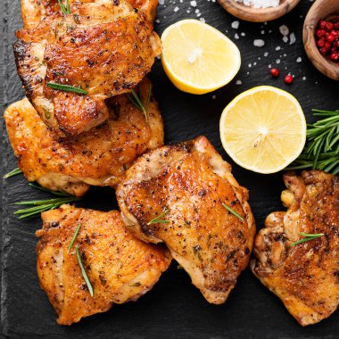 Baharatlı ve limonlu ızgara tavuk butları. en üstteki görünüm
