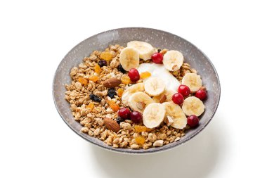 Sağlıklı kahvaltı. Taze granola, yoğurtlu müsli ve beyaz arka planda yaban mersini.