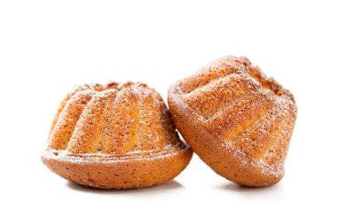 Beyaz arkaplanda izole edilmiş krema şekerli mini kek veya muffinler.