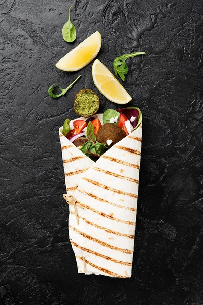 Vegan Tortilla Wrap Roll Met Groentesalade Falafel Ballen — Stockfoto