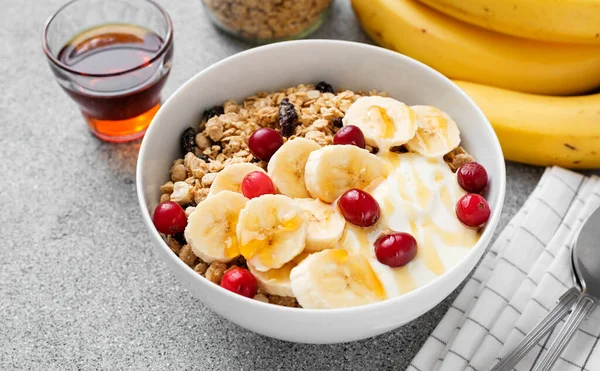 Здоровый Завтрак Свежий Мюсли Бананом Йогурта Клюквой Светло Сером Фоне — стоковое фото