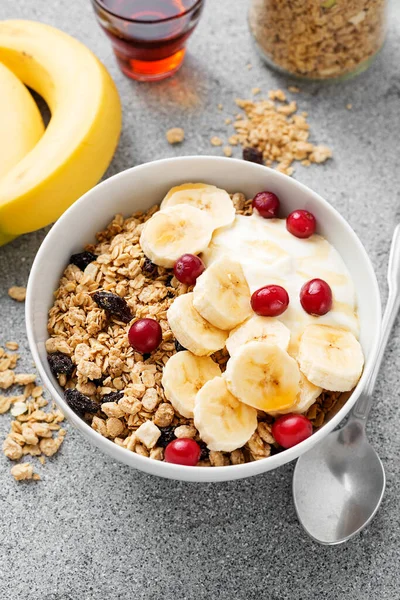 健康的な朝食 新鮮なグラノーラ ヨーグルトバナナとクランベリーライトグレーの背景にMuesli — ストック写真