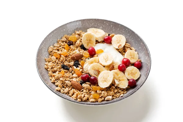 健康的な朝食 新鮮なグラノーラ ヨーグルトバナナとクランベリー白の背景に隔離されたMuesli — ストック写真