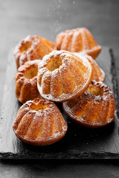 Mini Bundt Κέικ Muffins Άχνη Ζάχαρη Μαύρο Ξύλινο Φόντο — Φωτογραφία Αρχείου