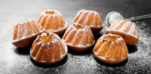 Mini Torte Bundt Muffin Con Zucchero Velo Sfondo Legno Nero — Foto Stock