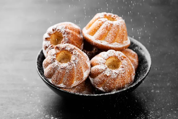 Mini Torte Bundt Muffin Con Zucchero Velo Sfondo Legno Nero — Foto Stock