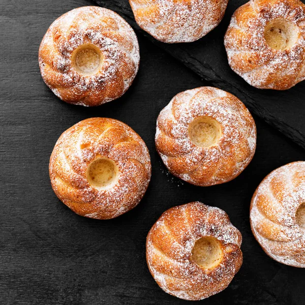 Mini Torte Bundt Muffin Con Zucchero Velo Sfondo Legno Nero — Foto Stock