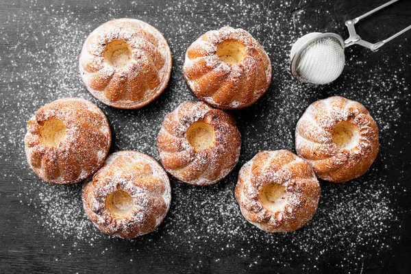 Mini Torte Bundt Muffin Con Zucchero Velo Sfondo Legno Nero — Foto Stock