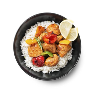 Izgara tavuk göğsü ve beyaz arka planda izole edilmiş kızarmış pirinçli renkli biber.