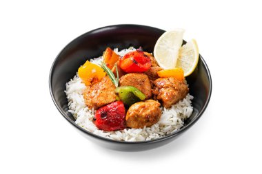 Izgara tavuk göğsü ve beyaz arka planda izole edilmiş kızarmış pirinçli renkli biber.