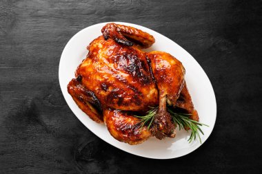 Beyaz tabakta biberiyeli ev yapımı kızarmış tavuk..