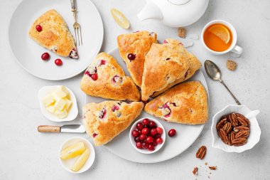 Taze yaban mersinli çörekler ve gri taşlı fındıklar. Üst görünüm