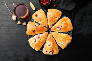 Siyah ahşap arka planda taze yaban mersinli çörekler. Üst görünüm