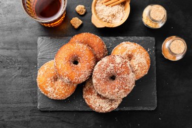 Tarçın ve şekerli ev yapımı taze kızarmış donut..