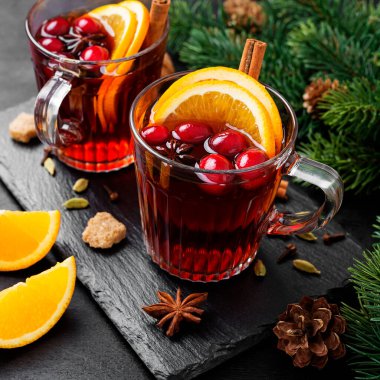 Noel şarabı ya da baharatlı ve portakal dilimli gluhwein..