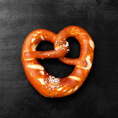 Taze pişmiş Bavyera krakeri ve kırsal masada tuz..