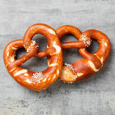 Taze pişmiş Bavyera krakeri ve kırsal masada tuz..