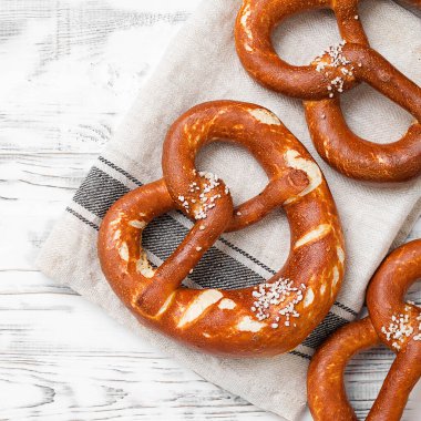 Taze pişmiş Bavyera krakeri ve kırsal masada tuz..