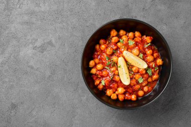 Traditional Indian dish chickpea chana masala with rice and flatbread.	