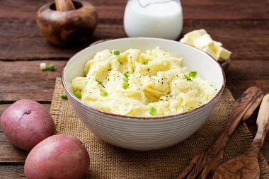Mashed potatoes with green onion and spices.	