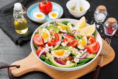 Taze avokado salatası, domates, salatalık, haşlanmış yumurta ve limon ve ricotta peynirli ıspanak..